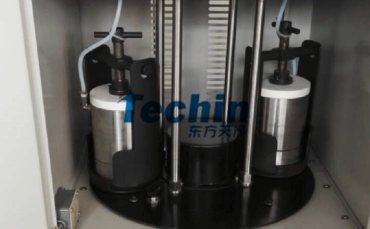 实验室香蕉视频污视频上的球磨罐